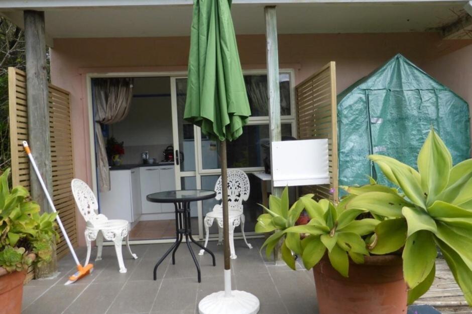 Great Barrier Oasis Lodge Tryphena Exterior photo